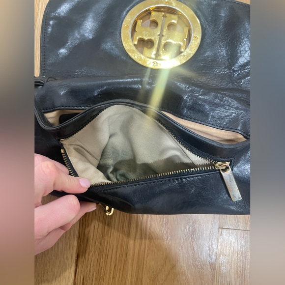 TORY BURCH women’s black leather shoulder bag with gold buckle - Picture 4 of 9
